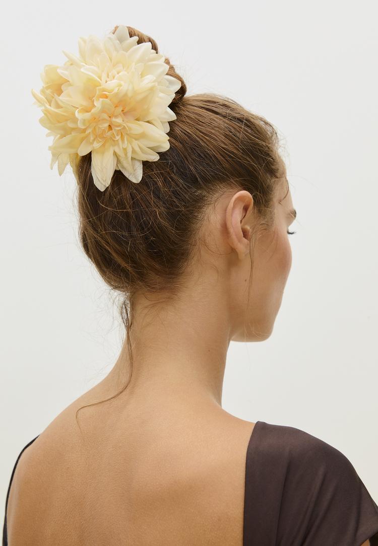 Stradivarius Μαξι Τσιμπιδάκι Μαλλιών Με Υφασμάτινο Λουλούδι Κίτρινο Os φωτογραφία