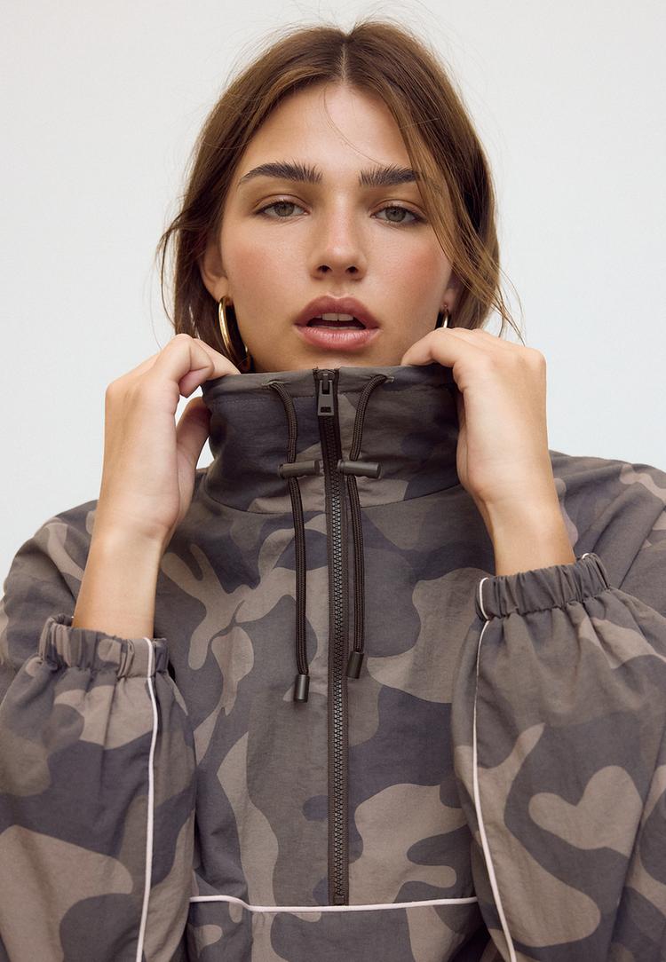 Technical windbreaker with fleece lining — Brown