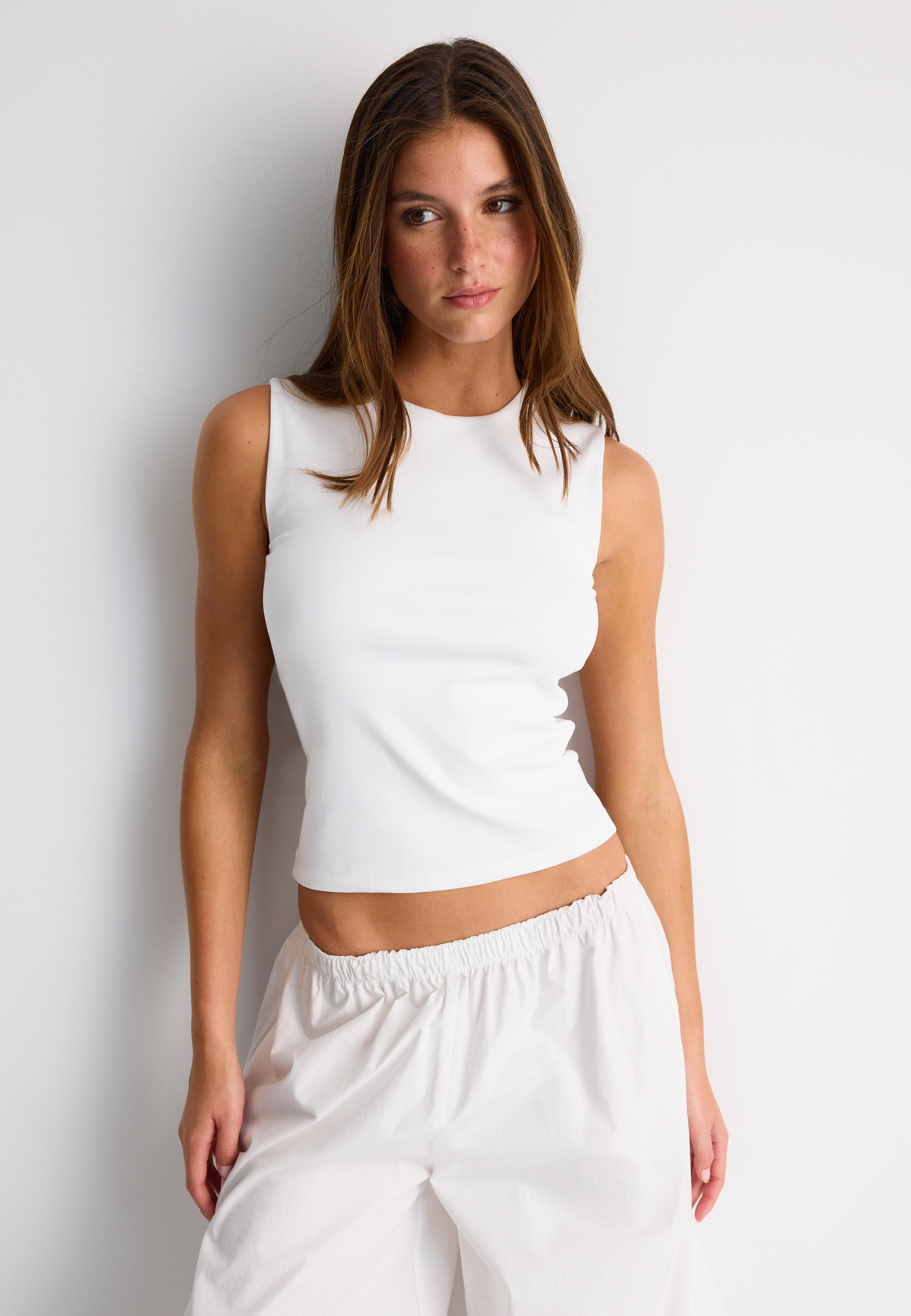 efu EATHER SLEEVELESS TOP ホワイトF Basic Sleeveless T-Shirt - Women's fashion | Stradivarius Turkey