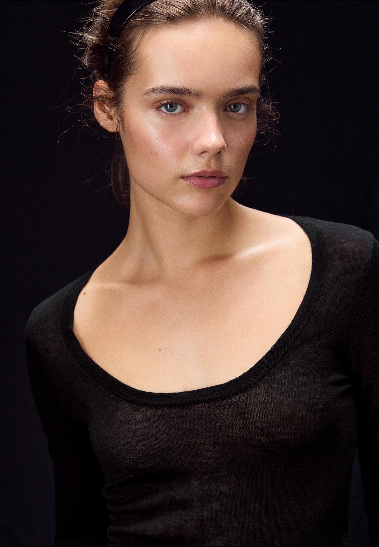 Basic wool and silk round neck jumper — Black