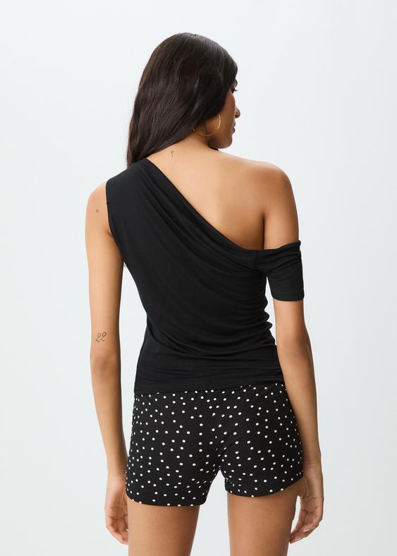 camiseta cuello asimetrico