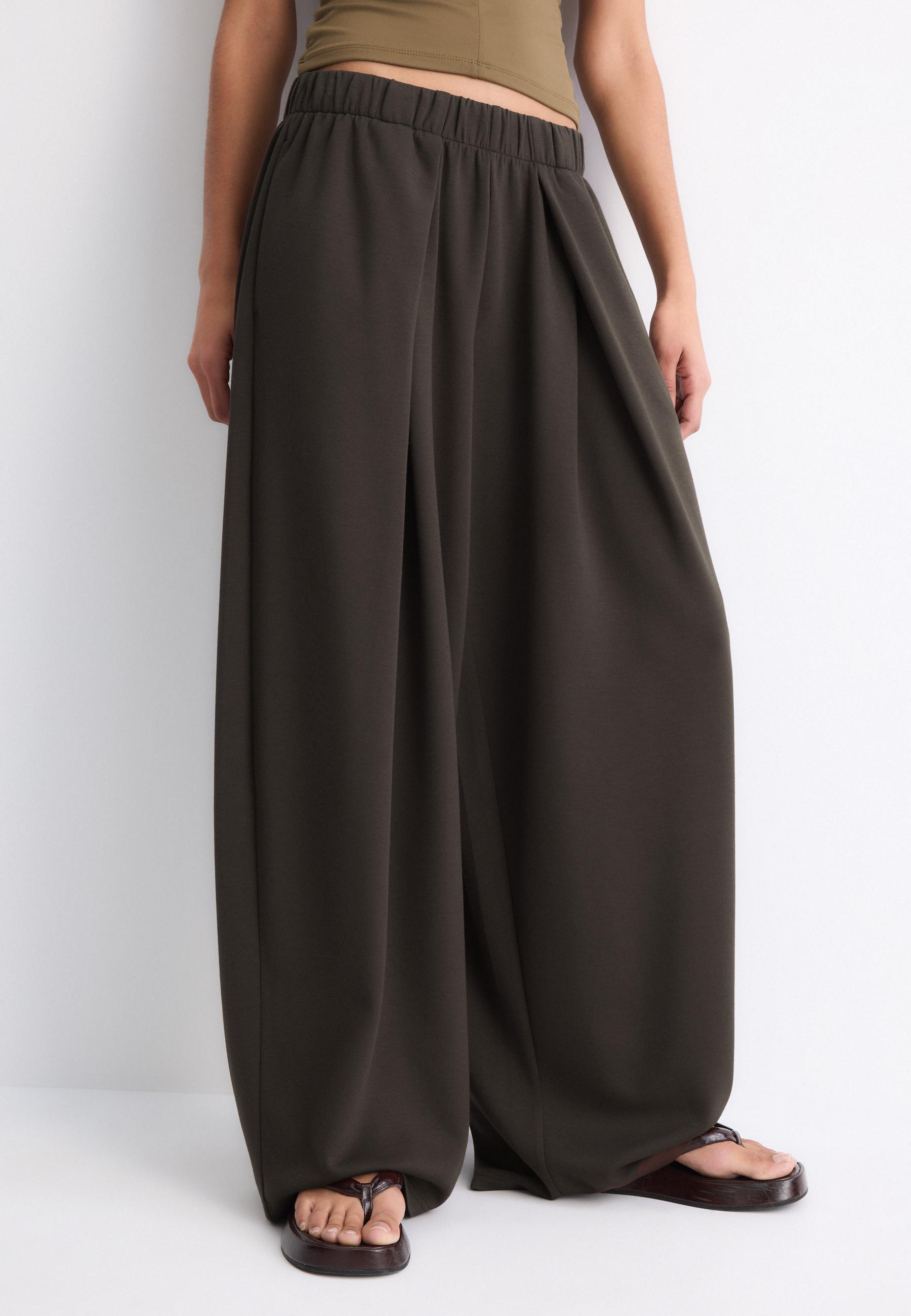 Soft-touch pleated joggers — Brown