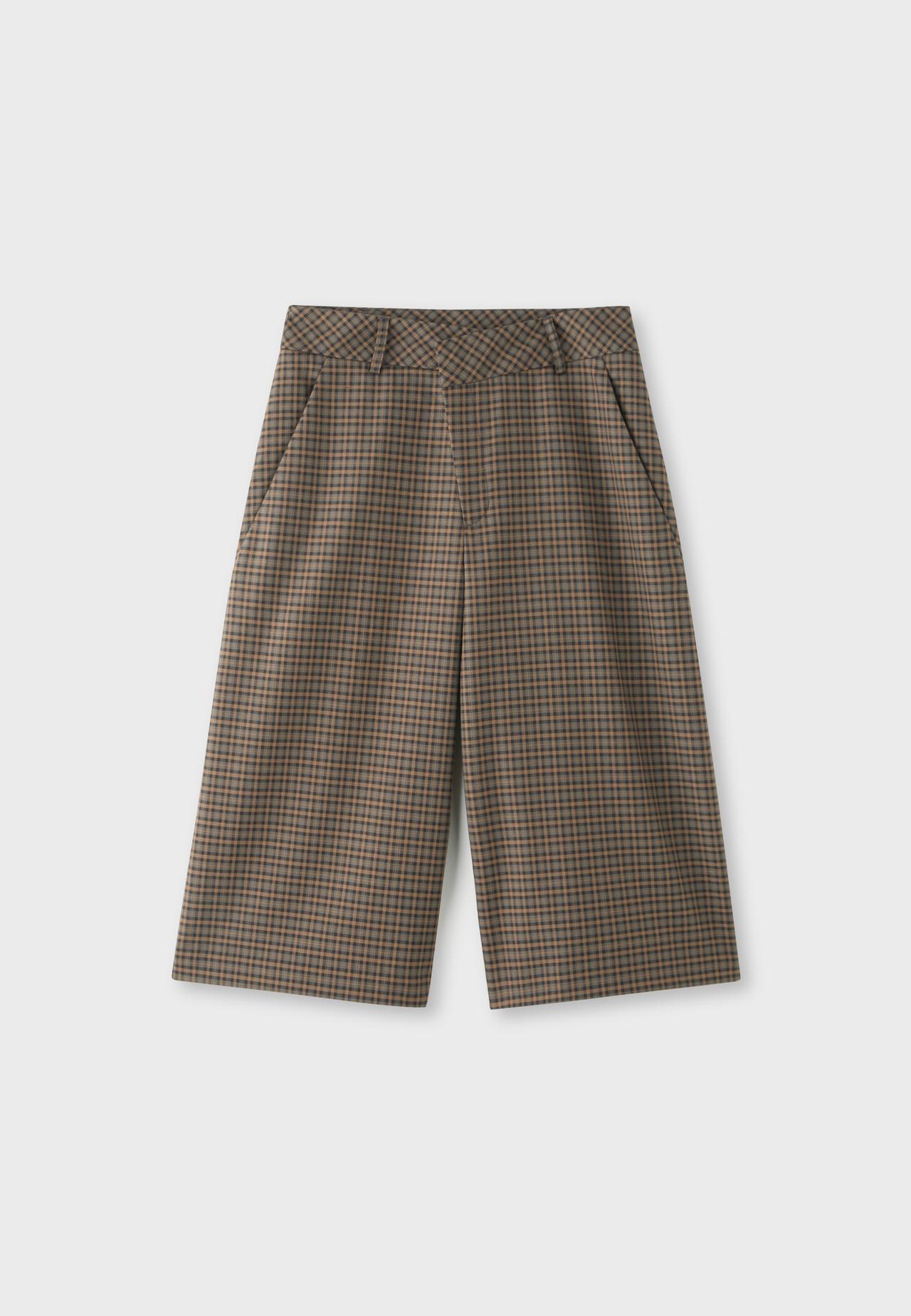 Tailored checked crossover-waist Bermuda shorts — Beige