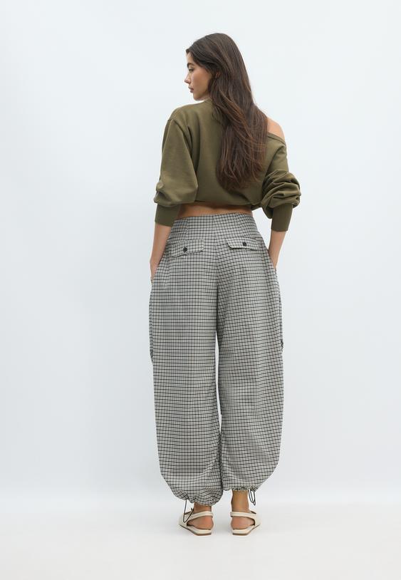 hose-aus-funktionsstoff-mit-falten-und-print