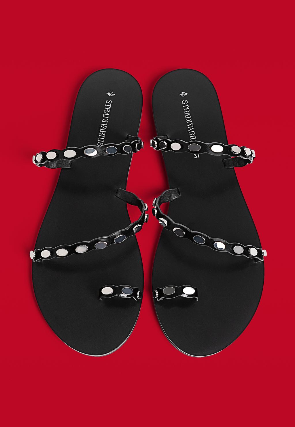 Sandalias planas tachas