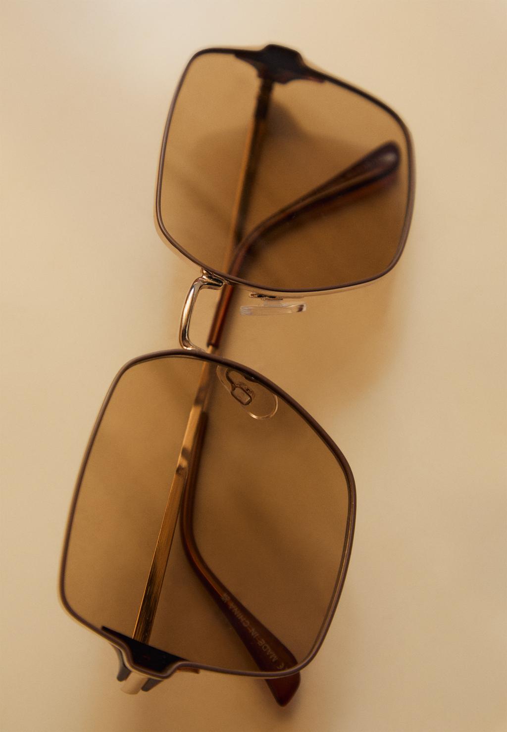 Sunglasses with metal temples