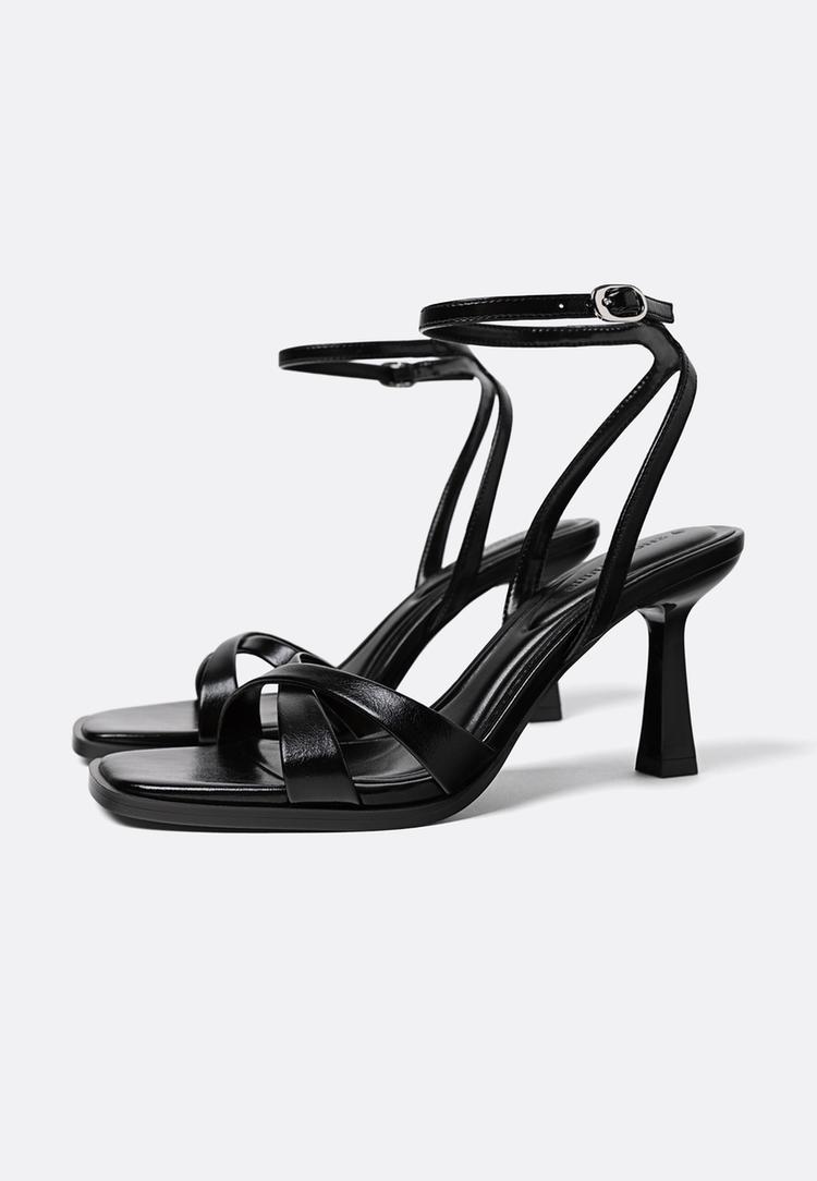 schwarze-absatzsandalen