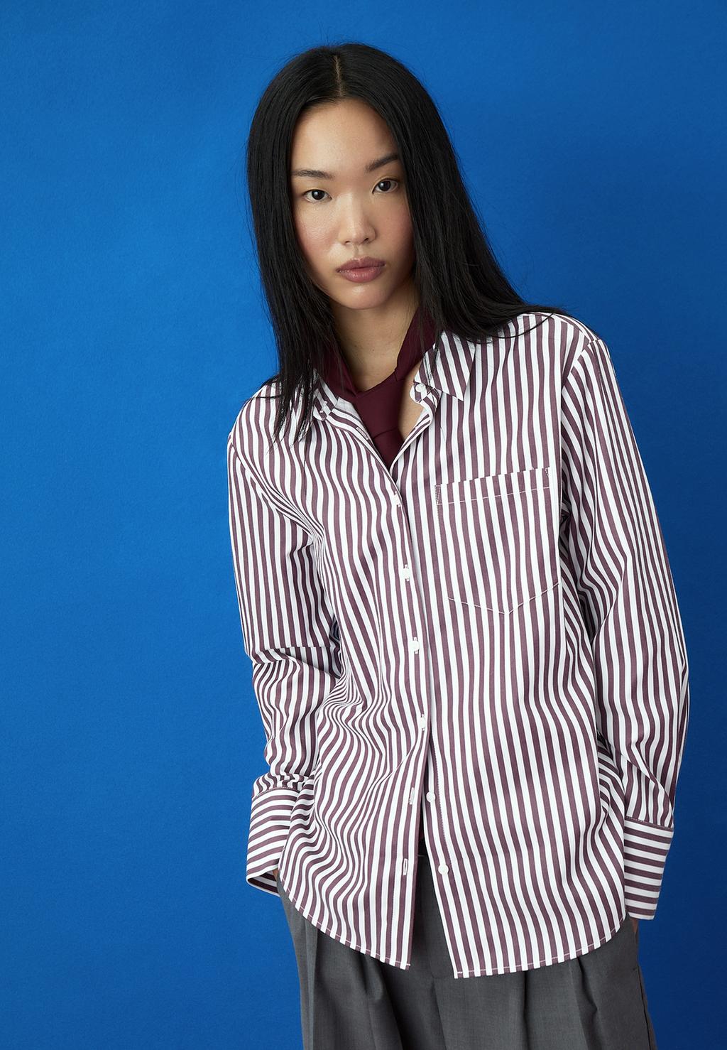 Camisa básica bolsillo popelín rayas