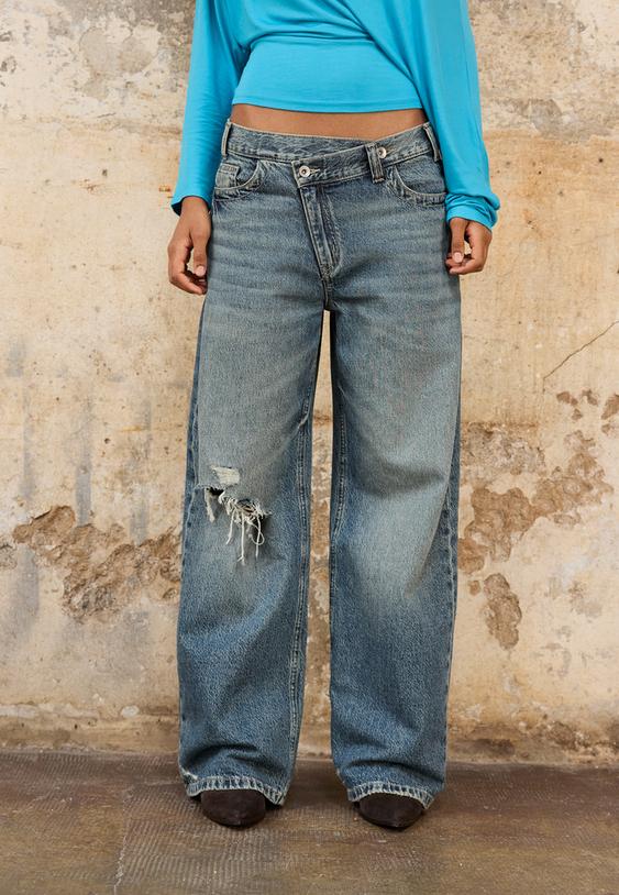 jeans de perna larga com cintura cruzada