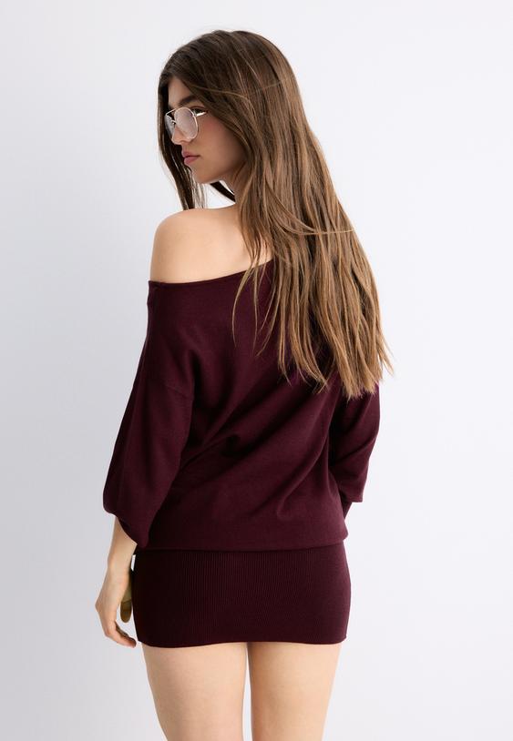 vestido curto de malha com decote barco