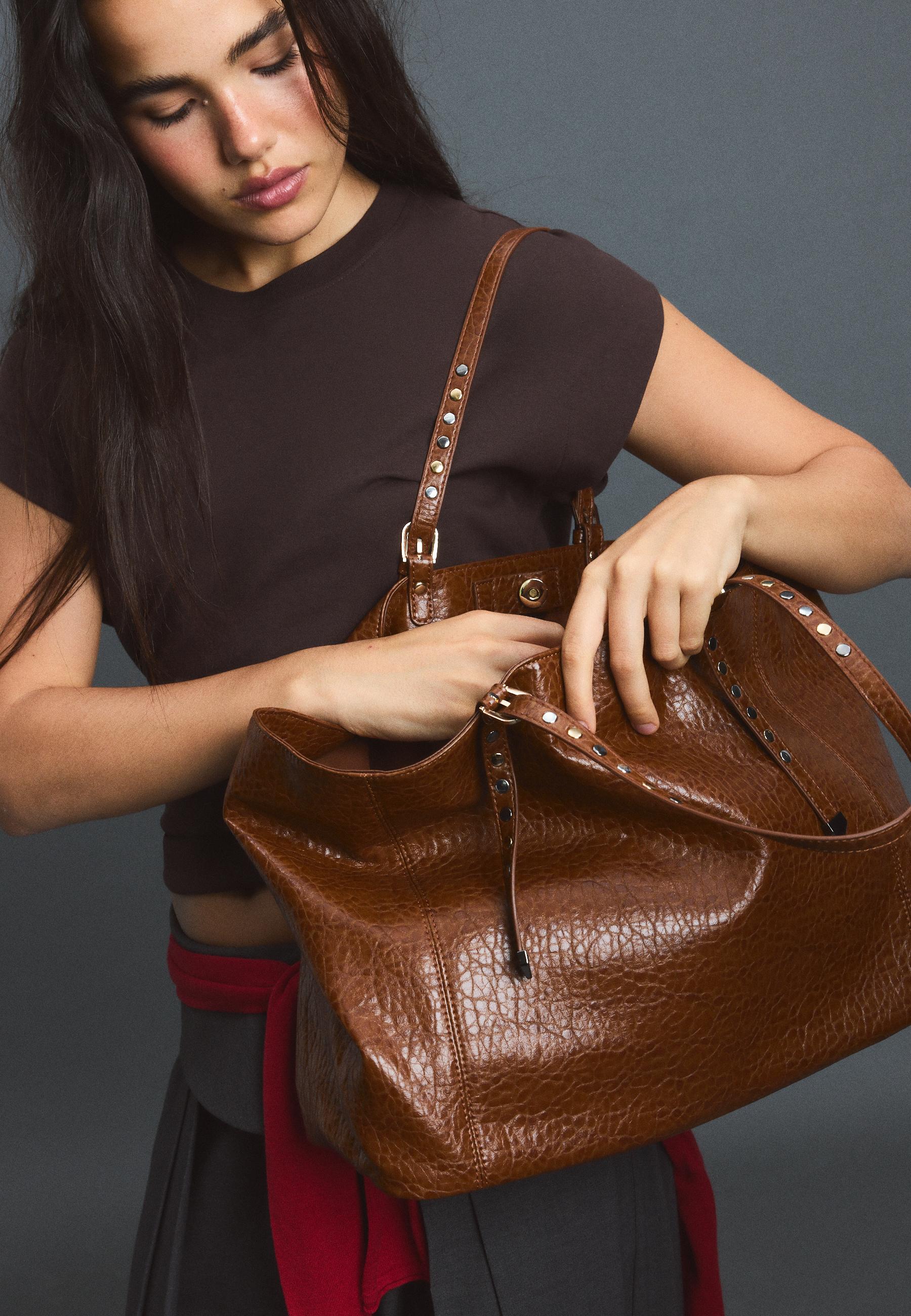 Stradivarius Shopper Τσάντα Ώμου Από Σουέντ Με Τρουκς Καμηλό Ανοιχτό Os