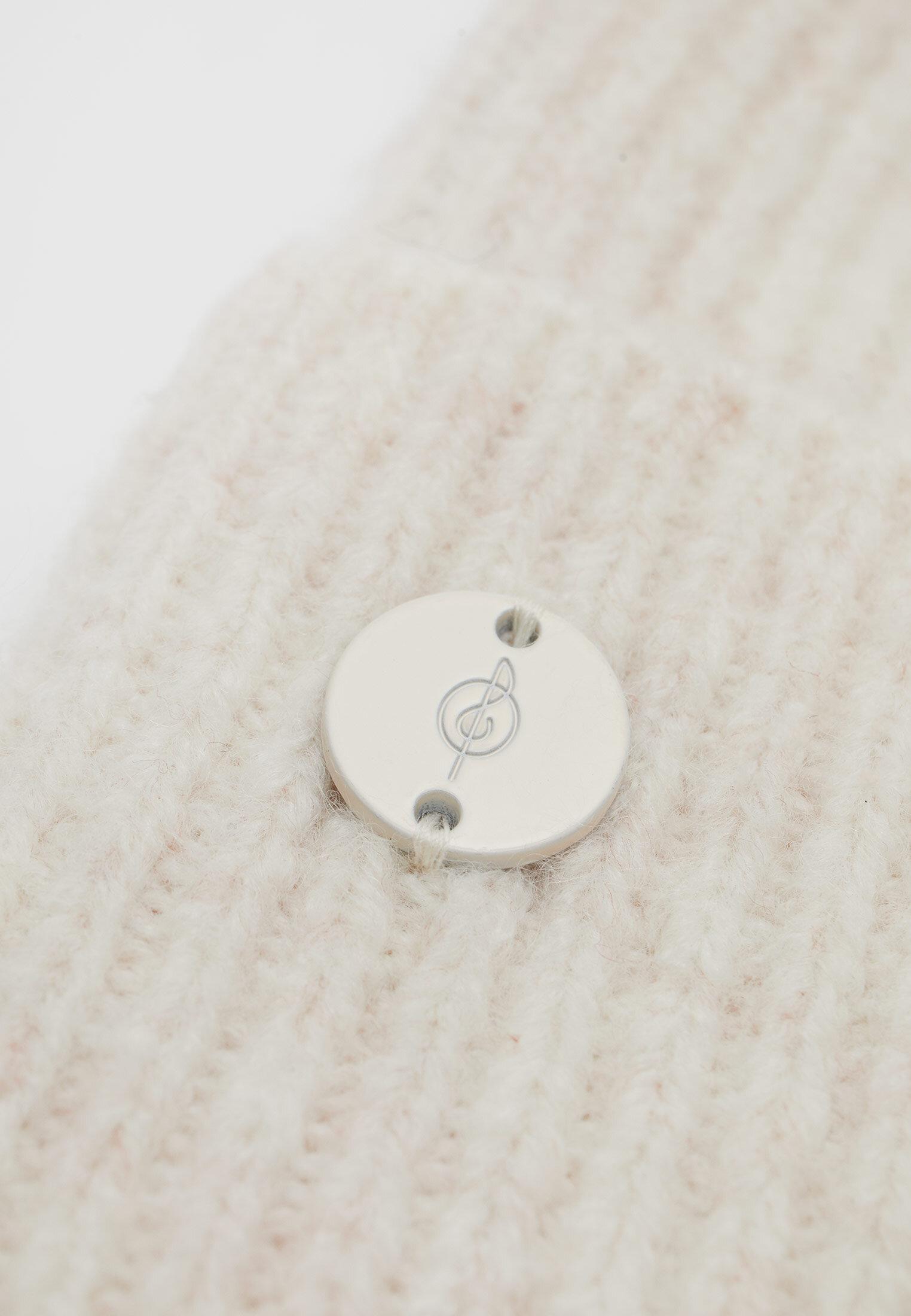 Basic beanie with plaque detail — Ecru
