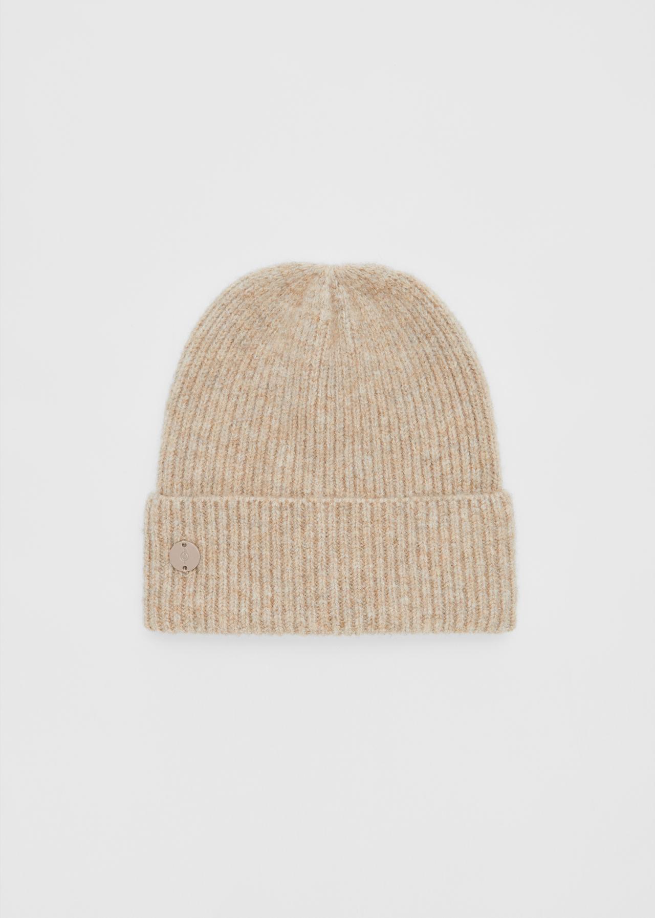 Basic beanie with metal tab — Beige