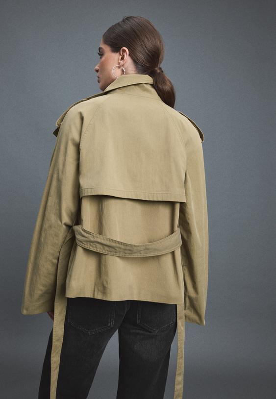 trench corto con collo alto e cintura