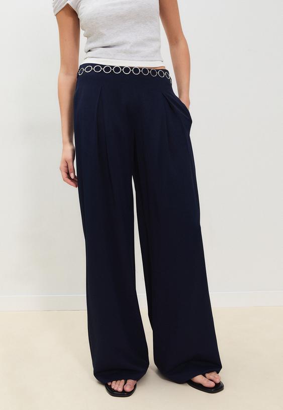 calcas acetinadas com pincas e cinto de corrente