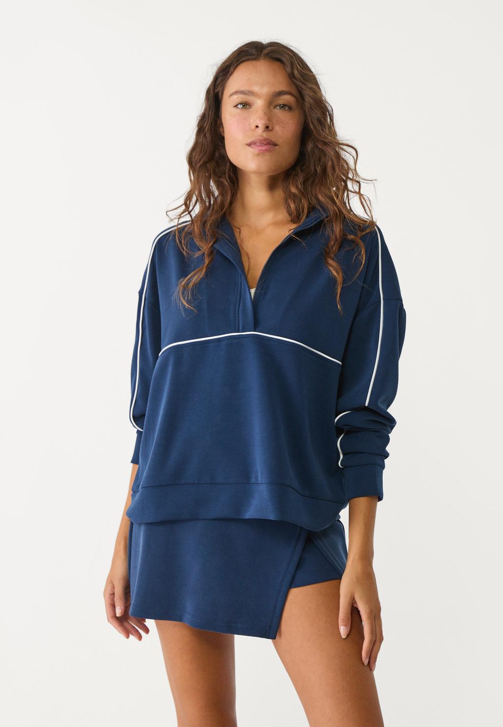 Oversize sweatshirt with trim