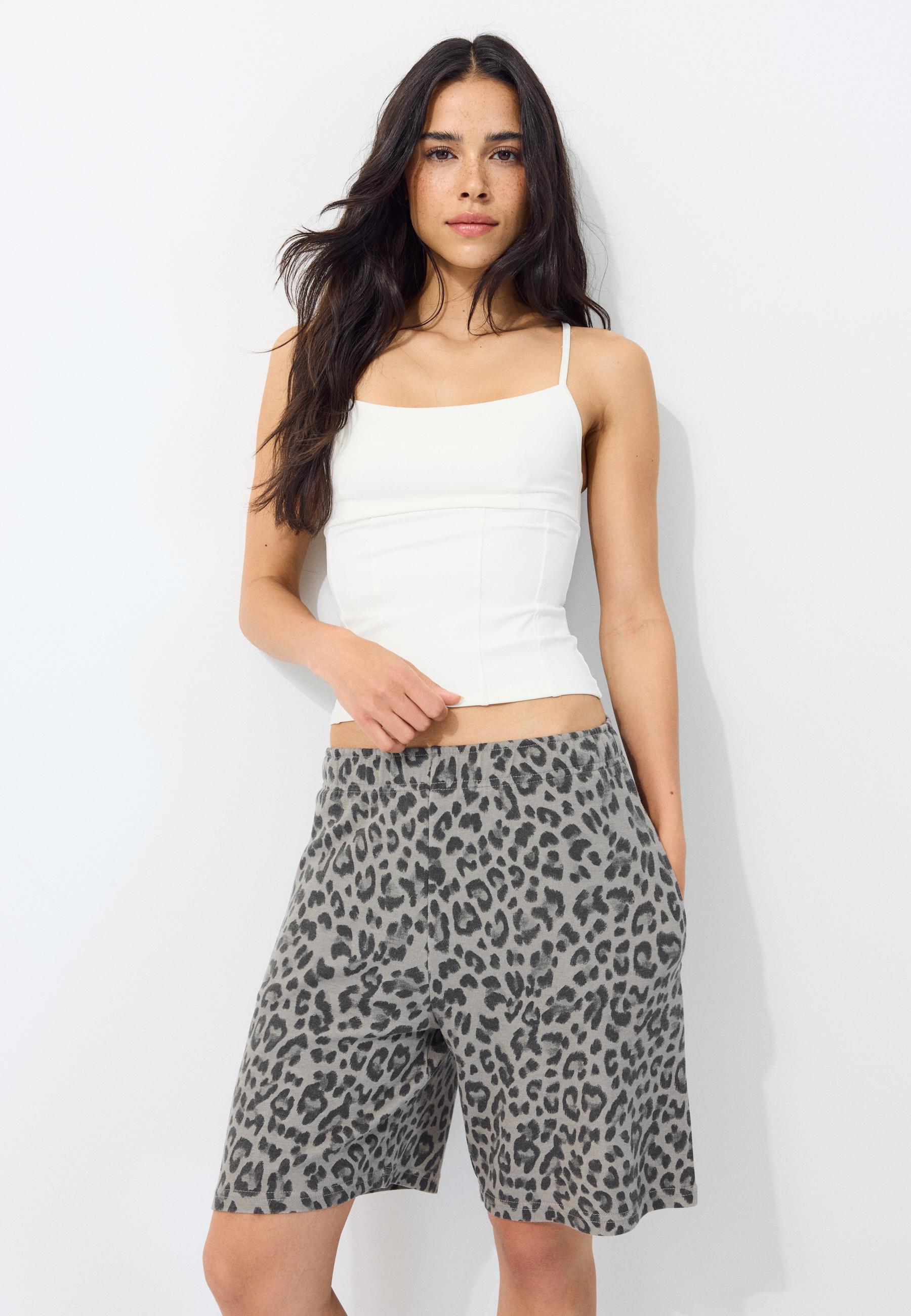 Printed plush Bermuda shorts — Mid grey