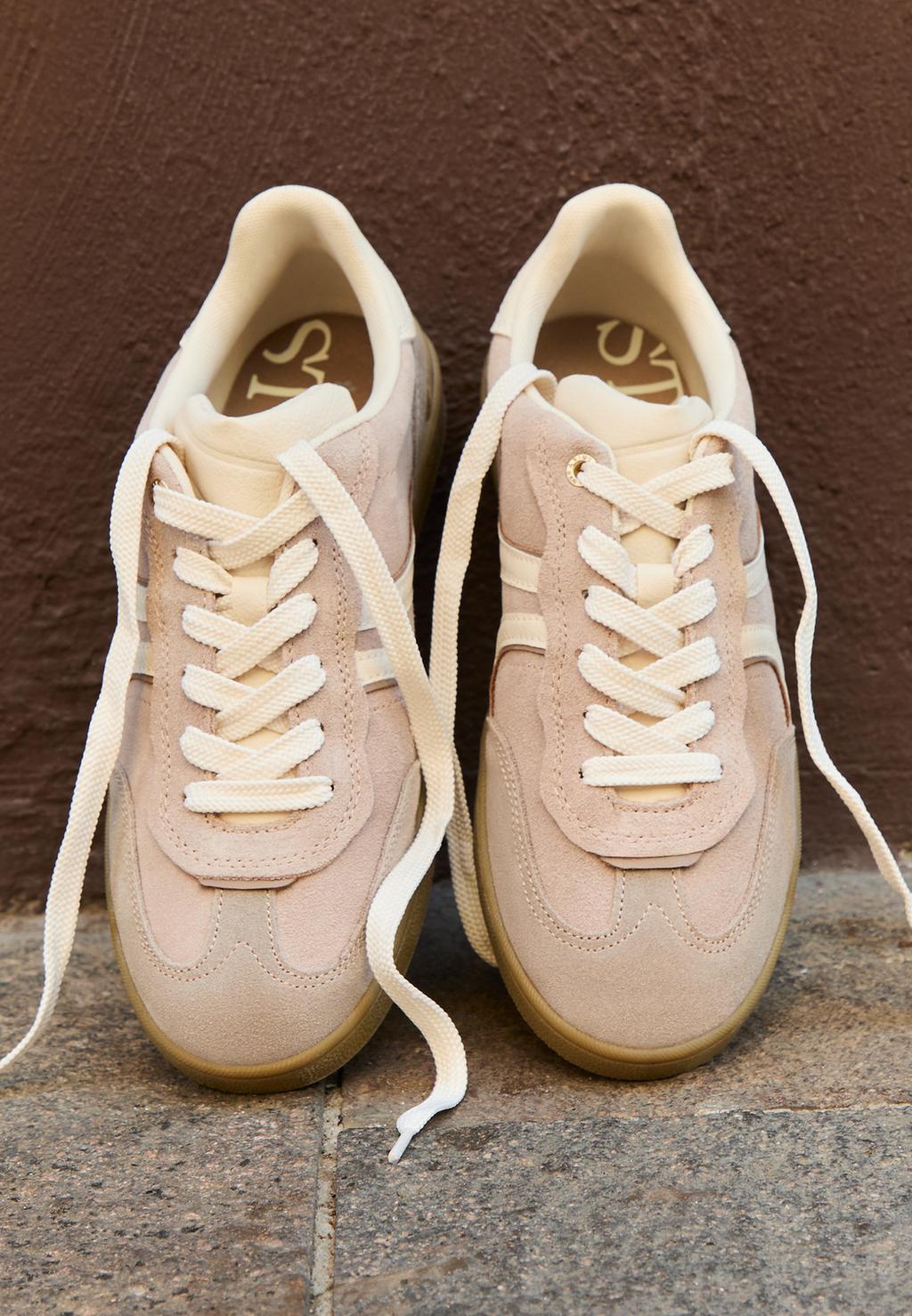 Casual leather trainers