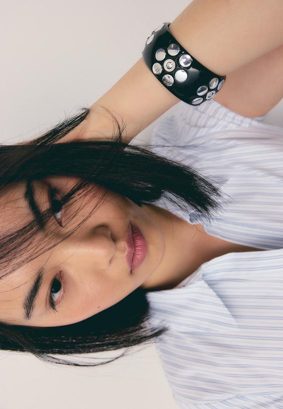 camisa de manga curta com corte abaixo do peito