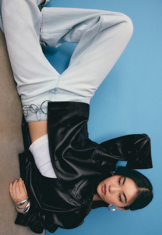 trenchcoat-mit-stehkragen-aus-kunstleder