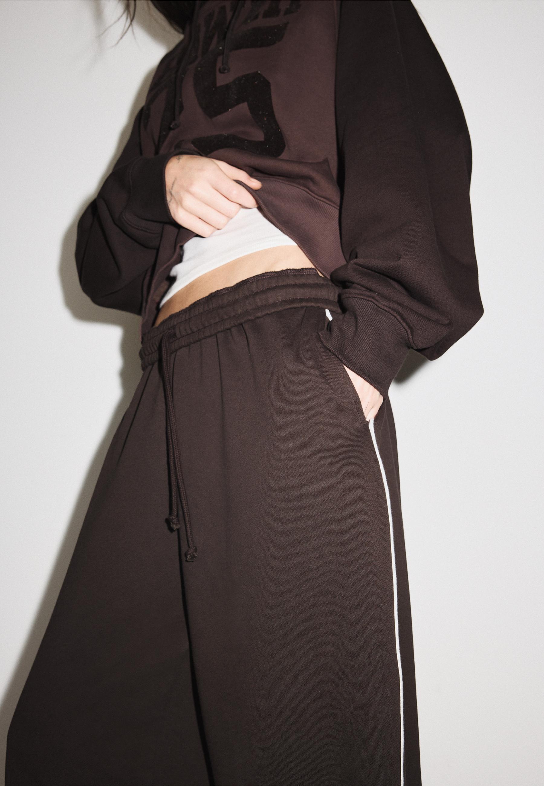 Plush joggers with piping and toggles — Brown
