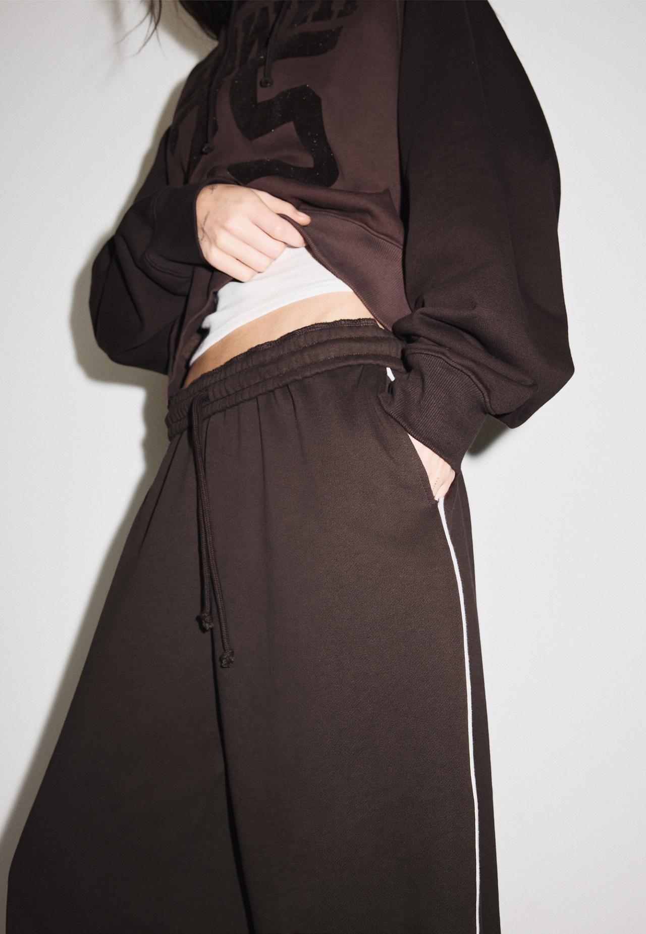 Plush joggers with contrast piping — Brown