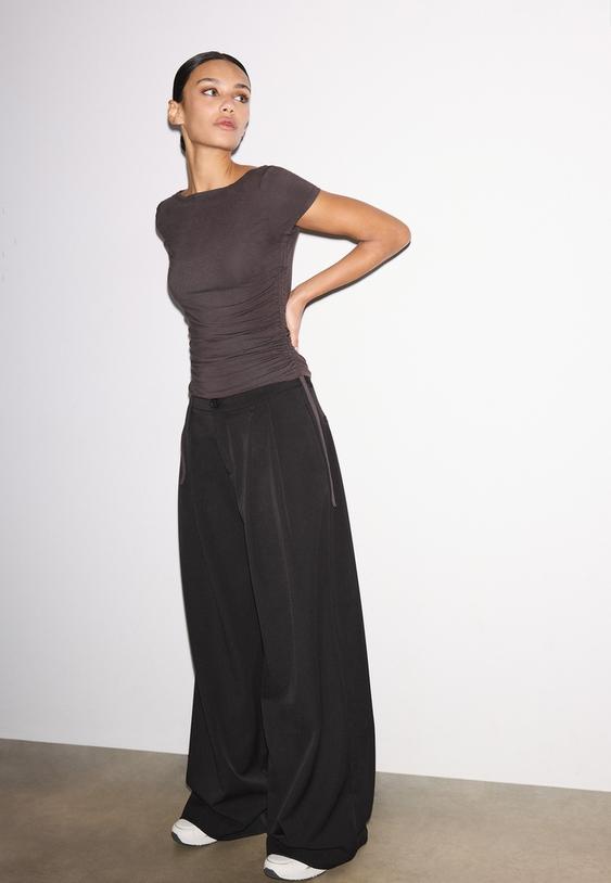 camiseta manga corta frunce lateral