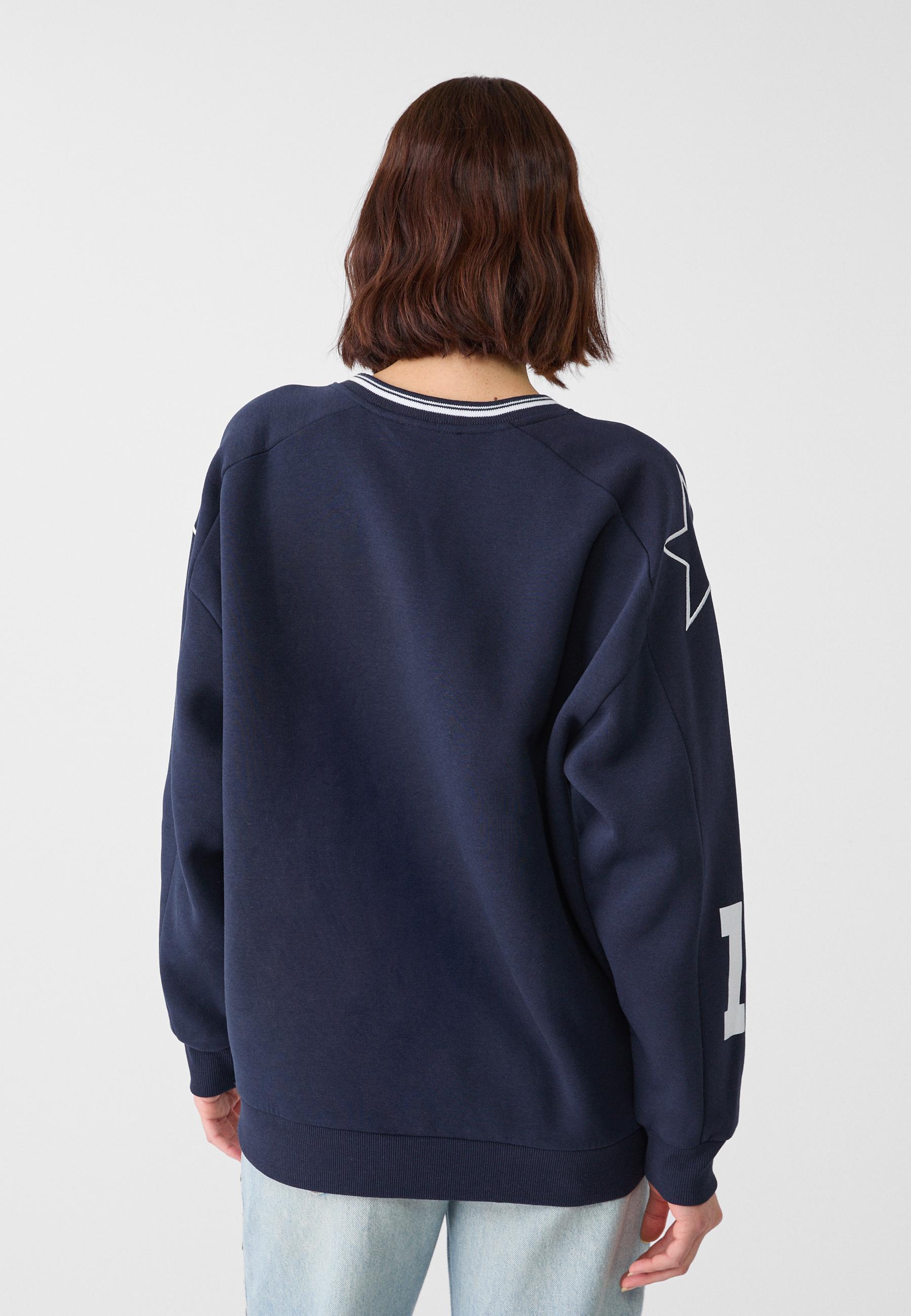 Friends sweatshirt stradivarius best sale