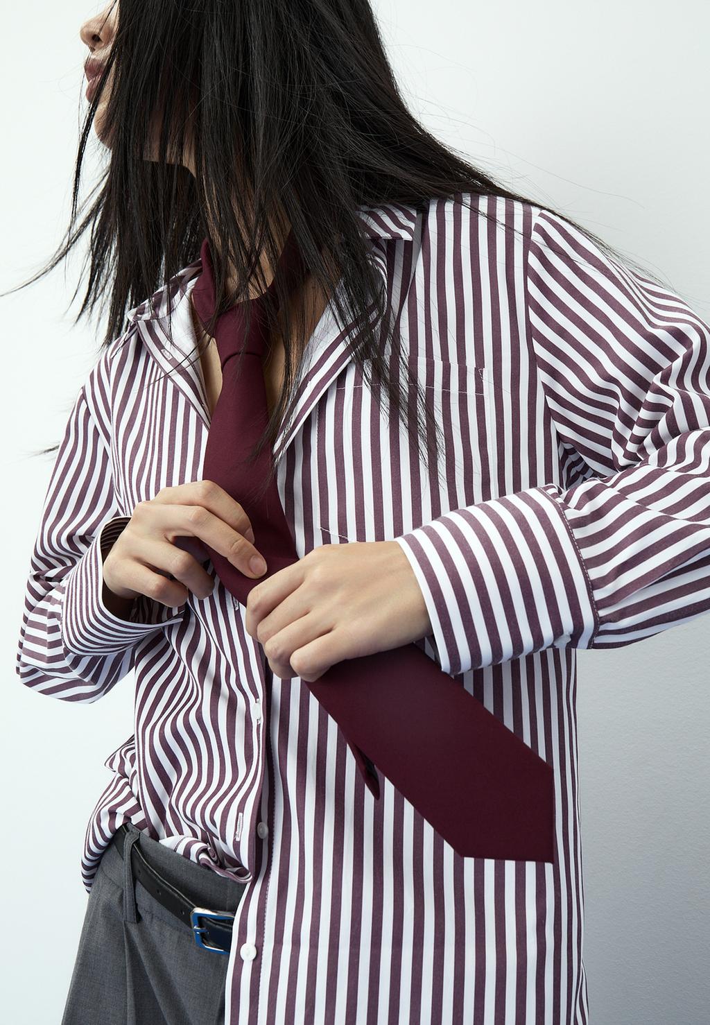 Camisa básica bolsillo popelín rayas