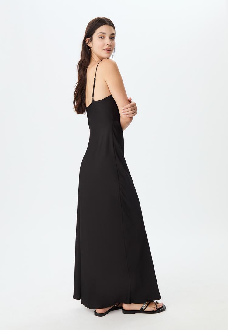 langes-satinkleid-im-dessous-look