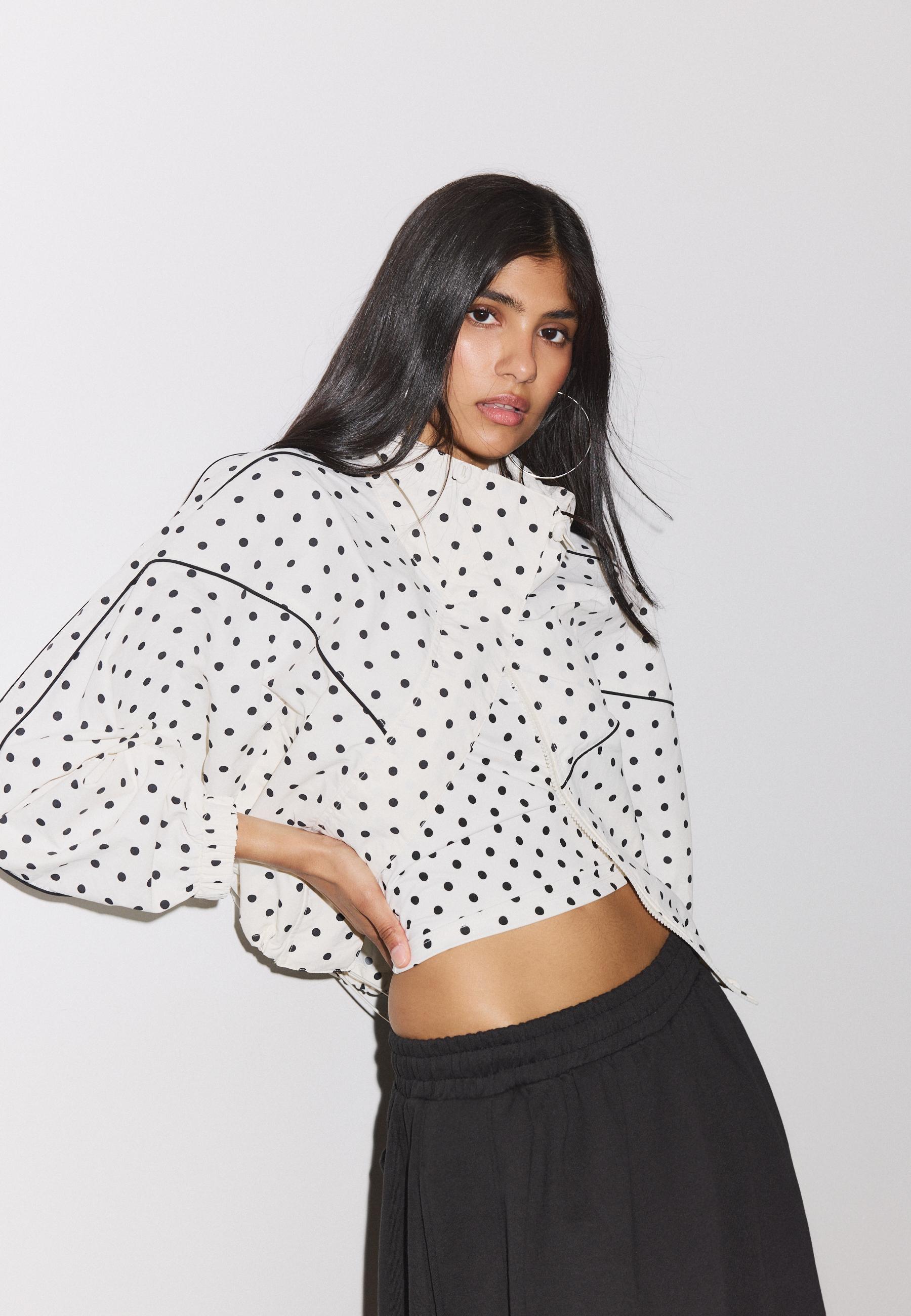Polka dot cropped windbreaker — Ecru