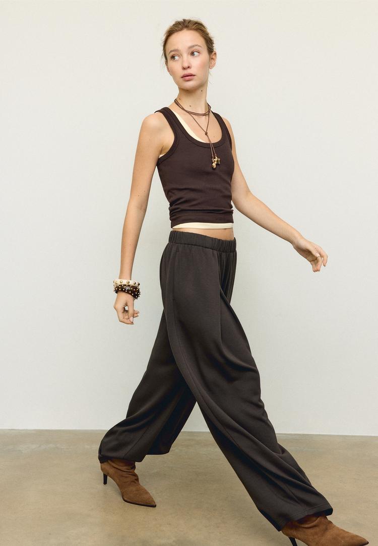 Stradivarius Παντελόνι Jogger Με Πιέτες Και Απαλή Υφή Καφέ M