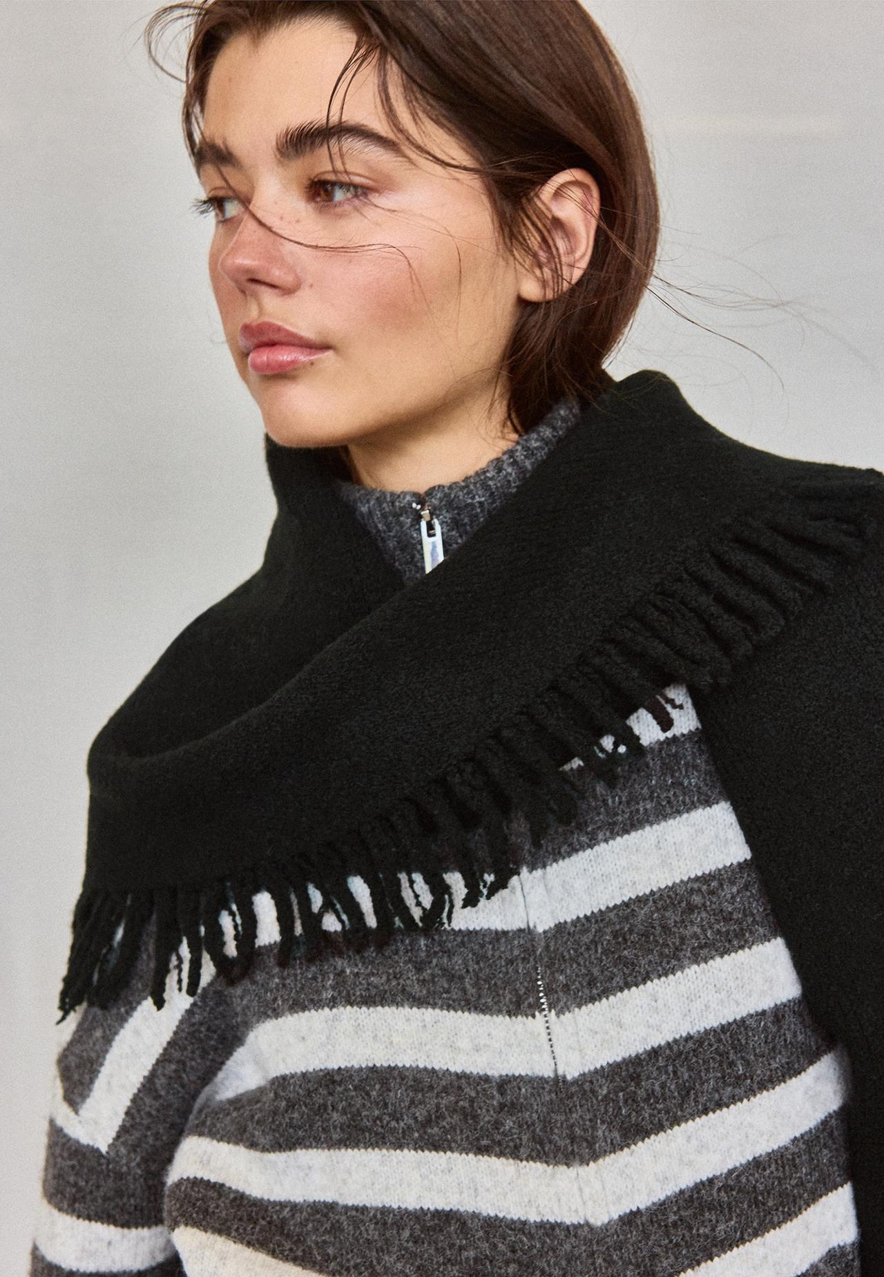 Fringed cape scarf — Black