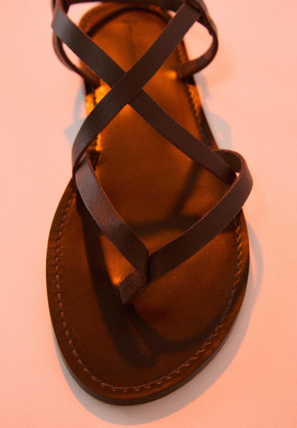 Sandalo piatto con listini in pelle
