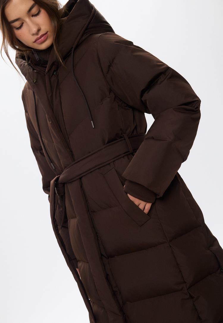 lange gewatteerde jas met dons en ceintuur