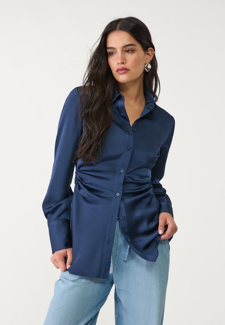 camicia in satin effetto arricciato