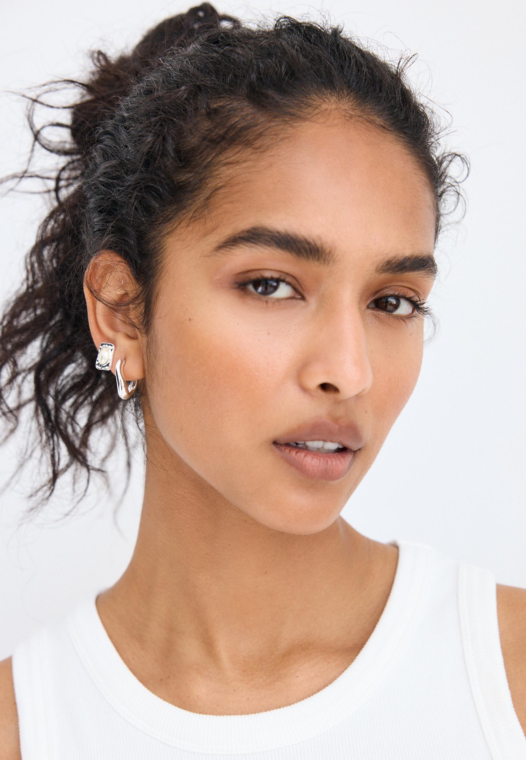 Multipack of 5 faux pearl earrings — Grey