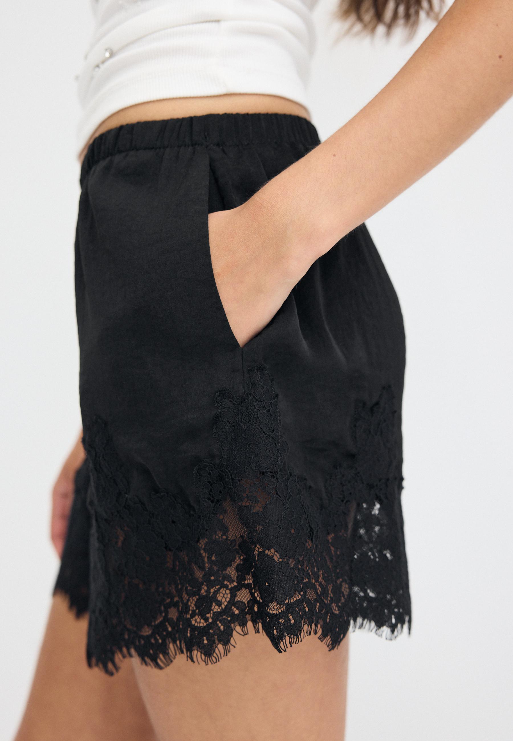 Satin lace shorts — Black