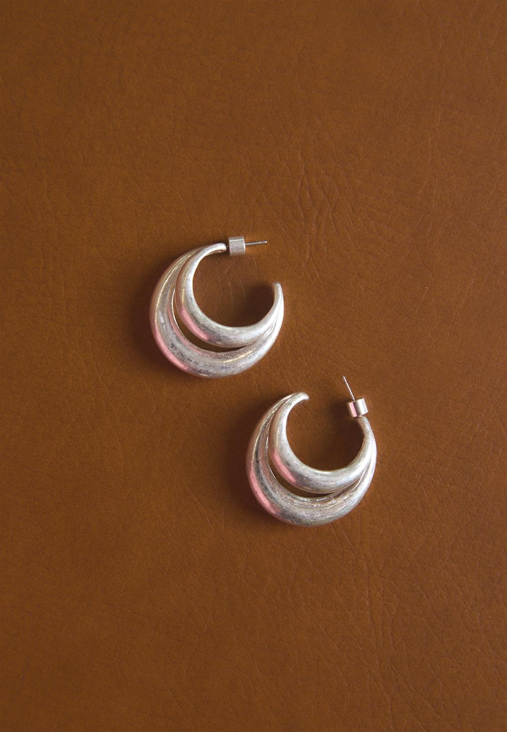 Set of 2 voluminous hoop earrings