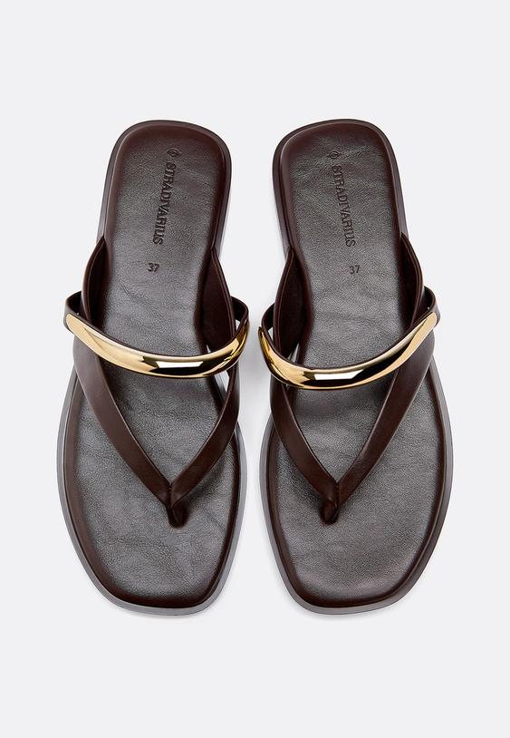 sandalias planas thong detalle metaleria