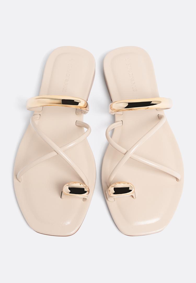 sandalias planas detalle metalico
