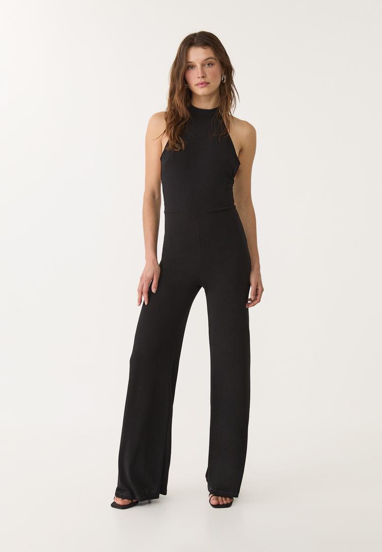 langer-neckholder-jumpsuit-mit-freiem-rucken