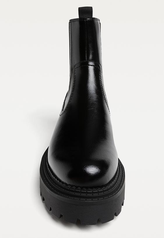 schwarze-flache-stiefeletten