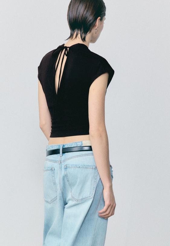 t-shirt-mit-v-ausschnitt-und-gurtel