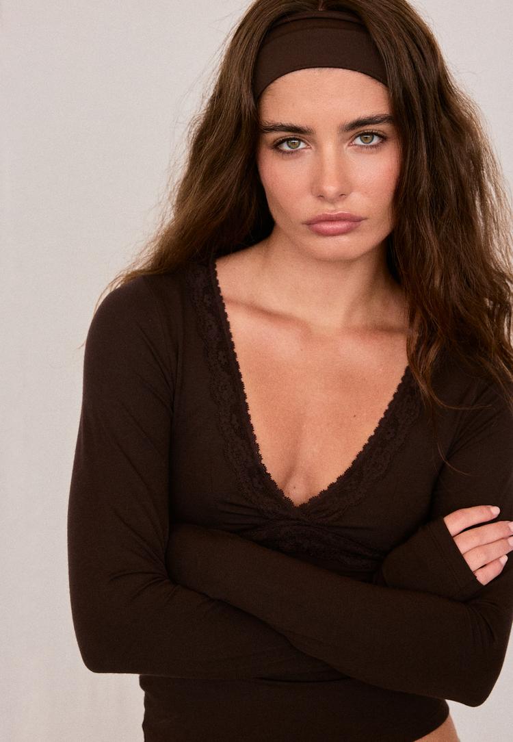 Long sleeve lace V-neck top — Brown