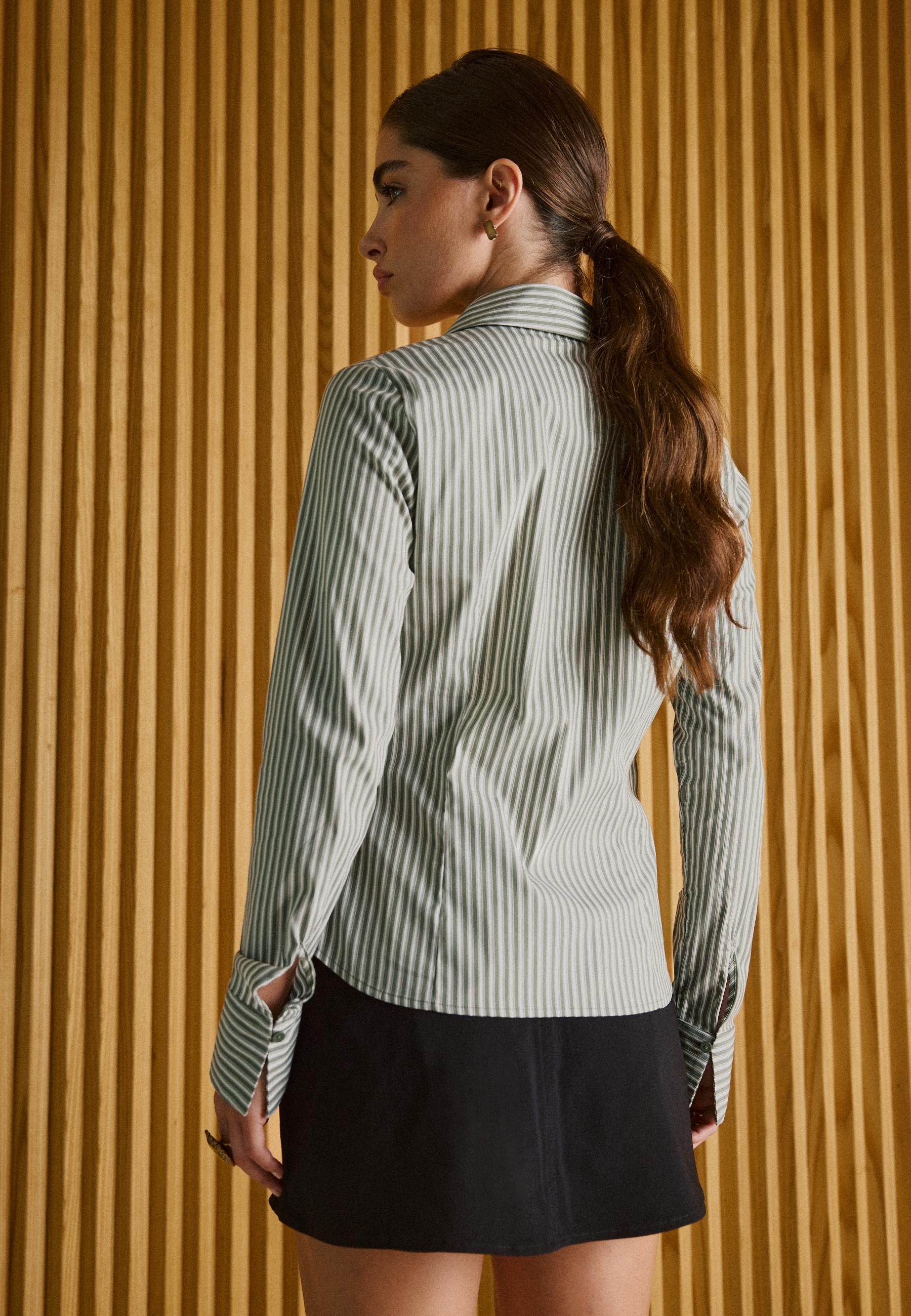 Fitted basic shirt — Khaki