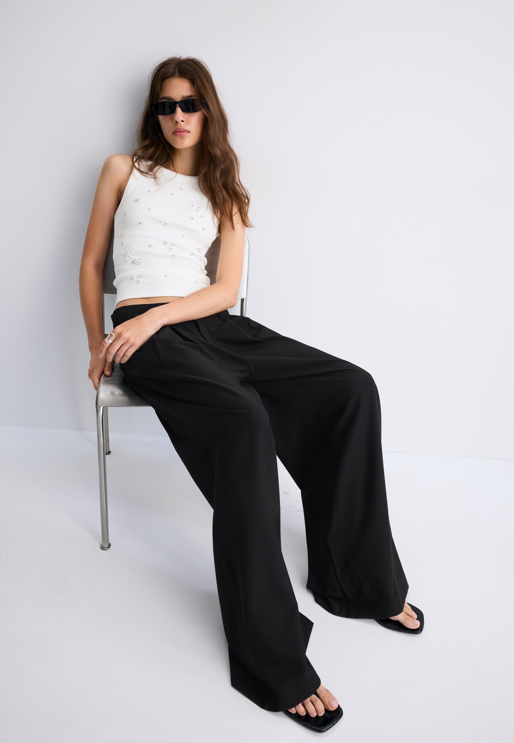 Wide-leg smart trousers with adjustable buttons — Black