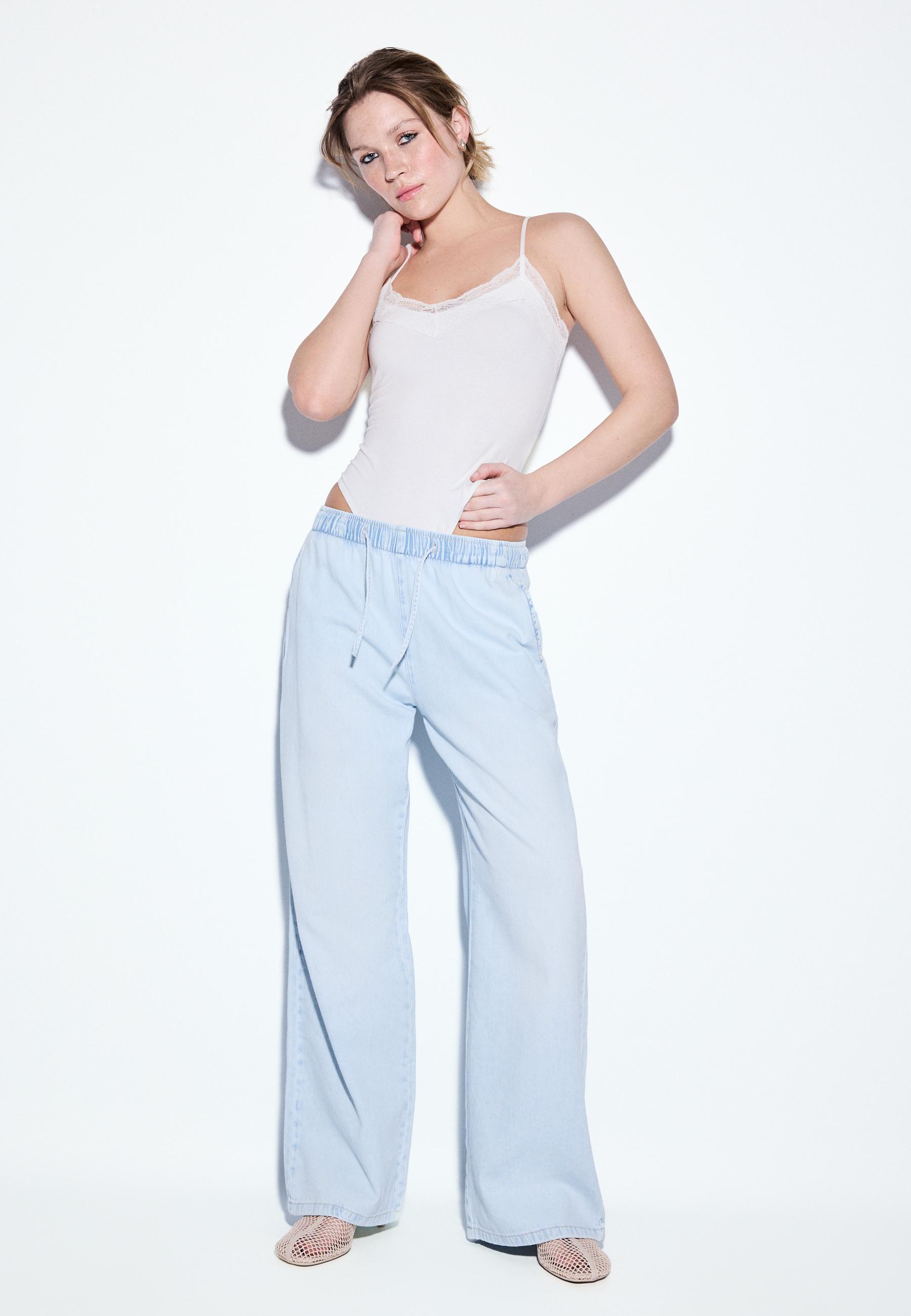 Stradivarius Bağcıklı dökümlü denim pantolon