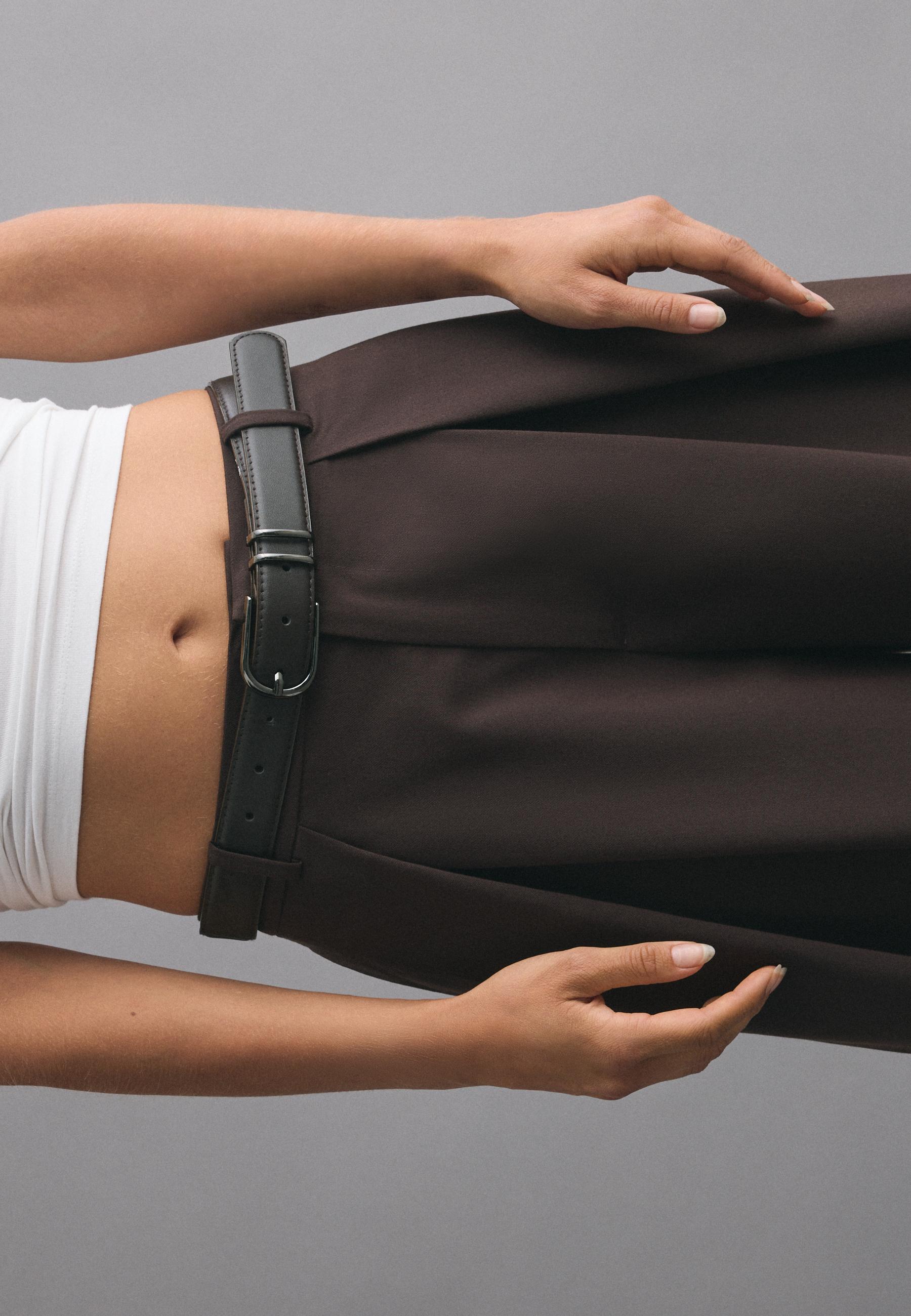 Wide-leg darted trousers with belt — Brown