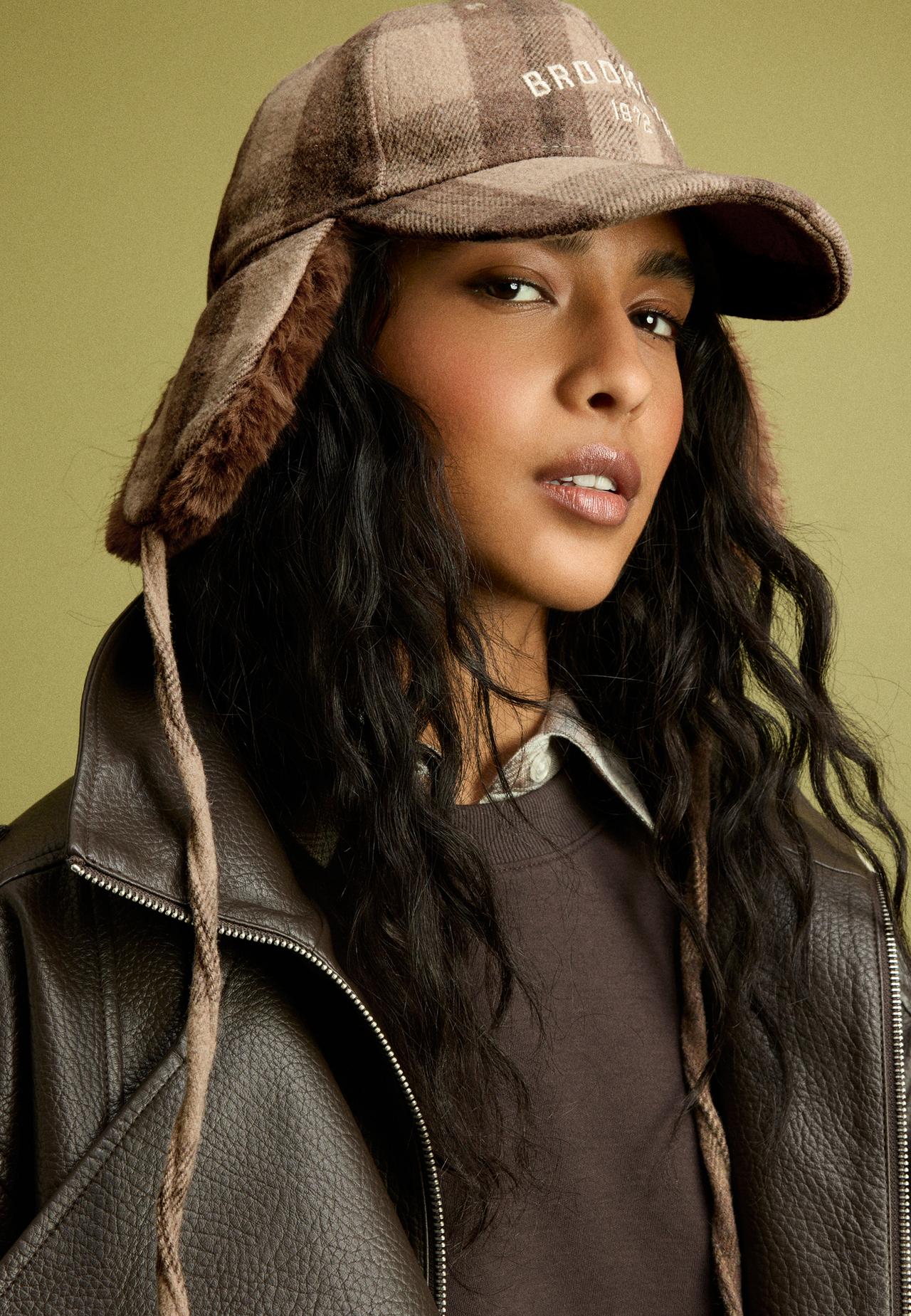 Faux fur check cap — Brown